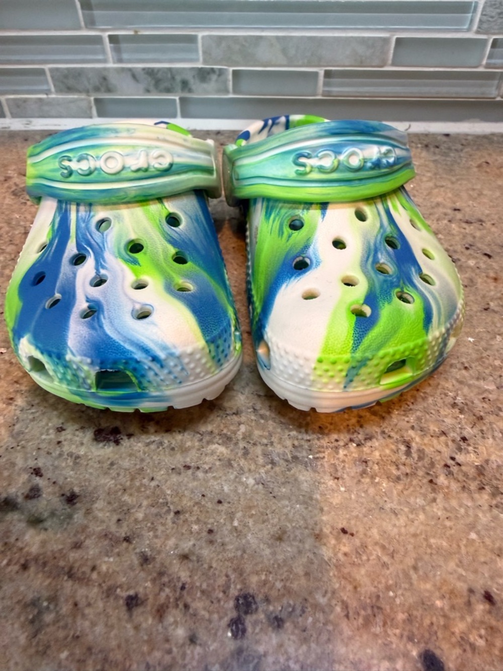 Unisex CROCS Blue and Green Marble Clogs in 5 Toddler